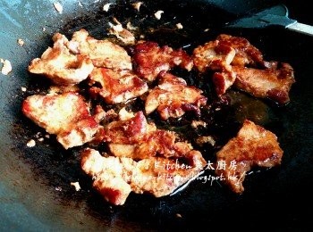 step4: 燒紅鑊 , 將豬扒放入鑊中煎至兩面金黃色先盛起