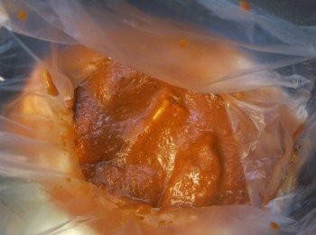 step5: － 把醬汁加入﹐用手搓揉膠袋，令所有金沙骨都沾滿醬汁