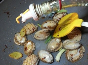 step10: 沿鑊邊讚些酒,蓋上蓋煮約2分鐘