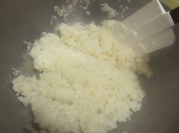 step4: 醋和饭的比例 
调制寿司饭时，通常是将1碗寿司醋加入到5碗寿司饭中，(一杯米可煮二碗饭,依此比例。)搅拌均匀即成。注意，寿司饭需保持40℃左右的温度，搅拌时最好使用木勺和木制的盛具，且要用木勺对加了醋的寿司饭进行“排剁”，以将其搅匀。