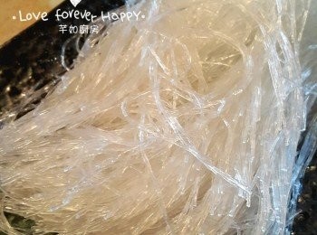 step3: 粉絲用清水浸軟, 用廚房較剪剪短及瀝乾水份, 排放在碟底