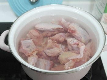step1: 先將雞肉洗淨後川燙至無血水後在用清水沖洗一下。