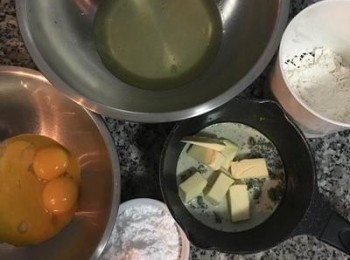 step4: 將蛋分成蛋黃和蛋白(蛋白裡不能沾到水或油)。 低粉和糖秤好。 抹茶粉+奶油和牛奶ㄧ起放入可加熱的小鍋中。