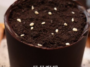 step21: 士多啤梨切成花花，砌在芝士糊上。