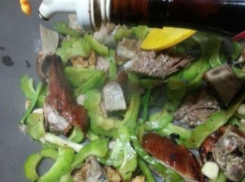 step8: 讚少許紹興酒炒勻