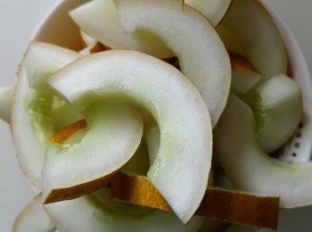 step2: 老黃瓜去保留外皮﹐切塊去走瓜囊。