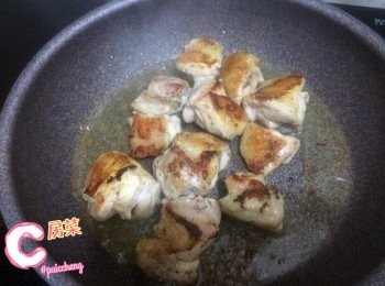 step4: 煎<a href="https://bit.ly/2ZxapeY" target="_blank" data-keyword="雞扒" class="guide-link"><strong>雞扒</strong></a> <span style="display:inline-block;vertical-align:middle;margin-top:-3px;color:initial;border-radius:3px;padding:2px 3px;font-size:12px;line-height:14px;background:#87d300;color:#fff;">即買</span> 會出好多油, 所以煎完可以倒左佢, 淨返少少就OK 嫁喇