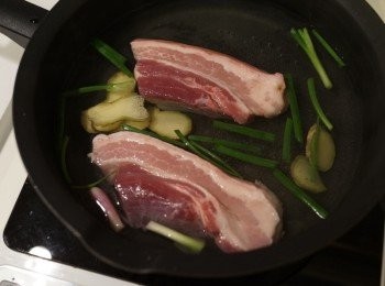 step1: 腩肉洗淨，煮一鍋滾水，放入腩肉、薑片、蔥段、鹽和花椒，煮10分鐘/至熟。隔水備用。