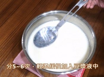 step6: 白醋50cc和開水250cc拌勻即成醋水液備用
豆漿液確實降溫至80度c左右時，
用大湯勺舀取事先拌勻醋水液，
分5~6次，輕柔緩慢加入豆漿液中，
這時即會看到豆腐腦慢慢形成，
剩下的醋水液可不用再繼續加入沒關係喔。