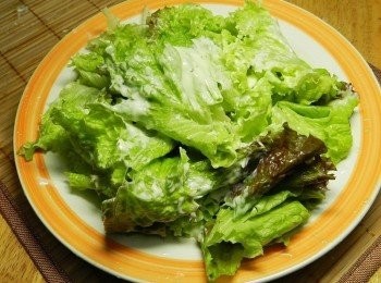 step1: 選擇自己喜愛的生菜，洗淨後，用手撕塊擺盤，拌入凱薩沙拉醬