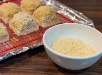 step3: 牛油溶化後拌入日式麵包糠，鋪於吞拿魚醬上，放上己掃少許油之網架上。