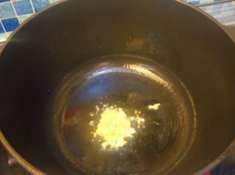 step2: － 拍天椒洗淨切粒
－ 燒熱鍋子，下蒜蓉小火炒香