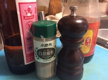 step3: 薑醃料抓勻雞腿肉後冷藏備用，至少醃30分鐘以上，雞肉較不易入味(我醃了兩小時)，豬肉較易入味，30分鐘即可。若趕時間肌肉無法醃太久不夠鹹可另外拌炒時加鹽巴調味