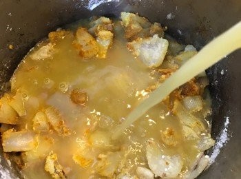 step4: 加入南瓜、指天椒、月桂葉及清湯, 用中火煮大約40分鐘