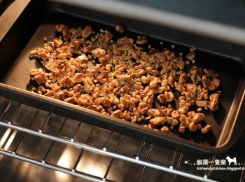 step1: 烤箱預熱至190度C(約375度F)，趁預熱時將堅果平鋪在烤盤上，送入一起加熱約3~5分鐘，飄出堅果香氣即可取出（注意別烤太焦了）。