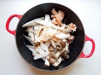 step3: 放入菇類稍做拌炒，加入50cc的米酒,將菇類炒軟。