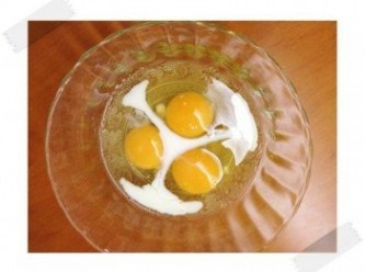 step1: 將雞蛋打入碗中~倒入牛奶和鹽!!!