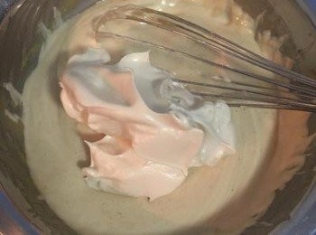 step11: 再取1/3蛋白霜進蛋黃奶茶糊中，輕輕拌勻