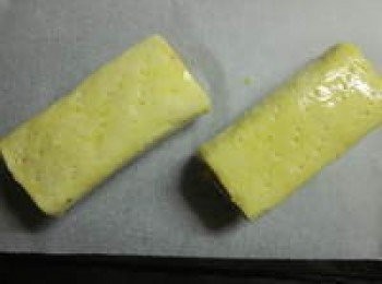 step3: 用起酥片包住海苔肉鬆吐司,刷上蛋黃液,入烤箱以200度烘烤10~15分鐘至表面金黃即可(各家烤箱火力不同,烤10分鐘時先觀查上色的情況)