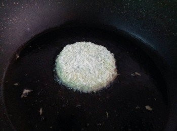 step8: 平底鍋加入適量油 , 以半煎炸的方式炸蝦排