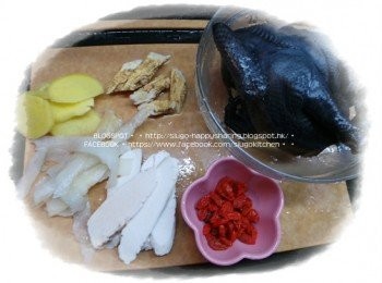 step1: 烏雞劏好，去內臟，切開2邊，洗淨，汆水。