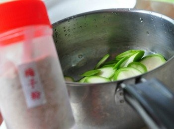 step4: 適量的灑入先橄欖片上，輕輕的攪拌