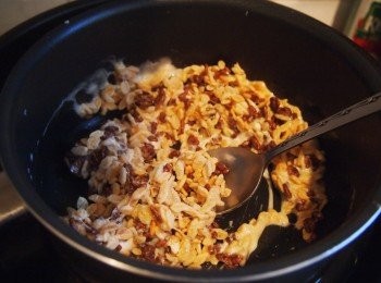 step3: 熄火後，趁熱加入卜卜米與棉花糖漿拌勻