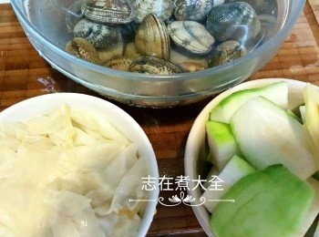 step1: 大蜆加水及兩湯匙白醋浸半小時吐沙，節瓜去皮切件，腐竹碎浸軟剪碎備用