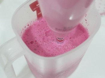 step2: 將牛奶.鮮奶油.甜菜根倒入容器中~ 拿起我的貝印粉紅攪拌棒開始打!!!! 打的汁跟攪拌棒顏色幾乎一樣~~~