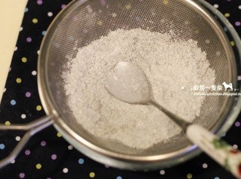 step2: 材料秤好，低筋麵粉+無糖黑芝麻粉混合，過篩兩次備用。