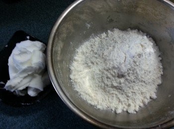 step3: 再做油皮:將(B油皮材料):底筋麵粉120g,加固體菜油60g,搓勻成粉糰