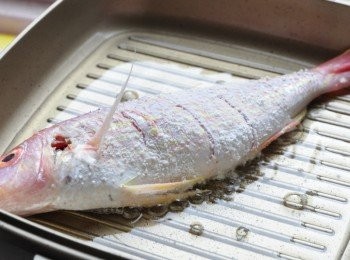 step4: 將魚身沾裹些地瓜粉，下油鍋中煎至兩面金黃起鍋