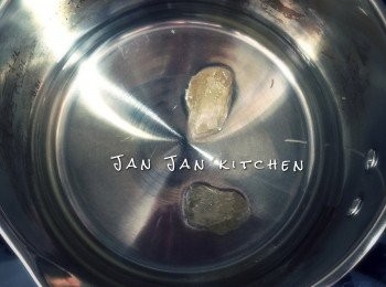 step3: 水加入冰糖小火煮成糖水放涼備用。甜度可因喜好調較。