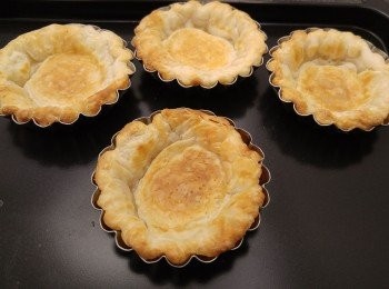 step5: 預熱焗爐爐温200度,焗18分鐘,起初請留意酥皮有沒有脹起,如有請用輕力壓一壓,焗製期間可能要轉換一下位置,另酥皮焗出來的顏色均勻。