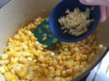 step6: 加入蒜粒快炒