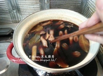 step10: 放入<span class="group_2">豉油汁</span>內拌勻用中火煮滾 , 再蓋上蓋轉用慢火煮10分鐘