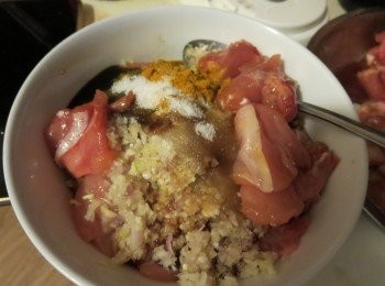 step2: 雞腿肉去皮去骨切小塊，香茅，小葱头，老薑和蒜米打烂倒入肉块里加调味完全搅拌均匀收入盒子盖好放於冰柜一晚让肉类入味