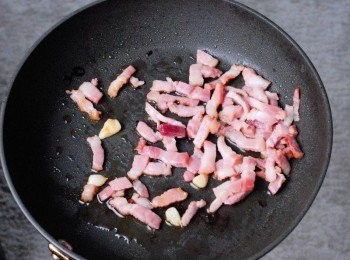 step2: 下少許油，先煮煙肉粒數分鐘