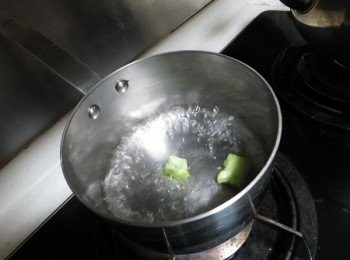 step10: 撕一點粿體煮熟做成粿粹.