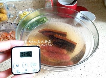 step3: 臘肉 , 臘腸放入大碗內 , 加入熱水浸過面3分鐘後倒去水份