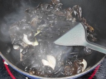 step7: 按次序下、冬菇、木耳、筍片炒勻
下醬油、生抽及冬菇水（用不夠就下清水）至蓋過材料
下冰糖後加蓋大火煮沸，轉小火燜煮20分鐘