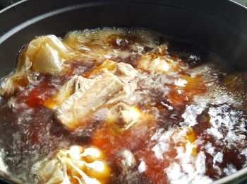 step2: 水滾後，將所有<span class="group_1">材料</span>及<span class="group_2">調味</span>放入鍋中。