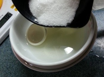 step10: 用熱水座溶魚膠粉,加入27g砂糖,10g吉士粉拌勻