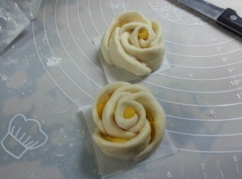 step8: 將底部用一張牛油紙放在底部(牛油紙作用是蒸起後不會痴碟)面略為整理一吓成花型狀