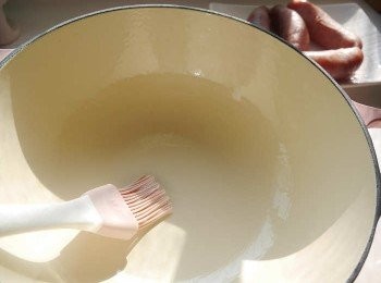 step3: *鍋內先塗一層薄薄的沙拉油~