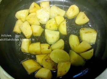 step1: 薯仔去片切成厚件，放入平底鍋中煎熟盛起備用。