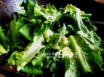 step8: 加入油麥菜及薑茸拌菜至微軟 , 蓋上蓋用慢火煮3分鐘至菜軟身熟透