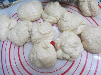 step1: 先做老麵，把材料搓成團後，放入膠袋室溫四小時或者室溫一小時再放入雪櫃一晚即可（沒時間也可以不做，不過有加老麵會好吃一點）
除了雞蛋和麵包糠外，把所有材料拌勻，記切記鹽跟酵母要分開兩邊，不然酵母會死的
開始揉麵，也可以用麵包機或廚師機代勞，如果用機器的話，先不要放橄欖油，先麵粉成團再加
如果麵團太濕可斟量搓入一點點麵粉
把麵團揉至起膜後，滾圓，放入一大碗，表面塗一點水，再蓋上濕毛巾發酵2小時至麵團發至2倍大