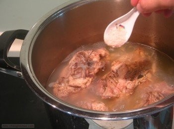 step2: 準備一湯鍋，倒入清水和雞骨，用小火煮2個小時。加入幼鹽調味。