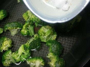 step4: 再落鹽及糖煮2-3分鐘,盛起西蘭花排於碟上